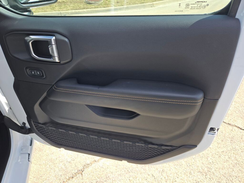 Used 2025 Jeep Wrangler Unlimited Sahara w/ Safety Group image 5