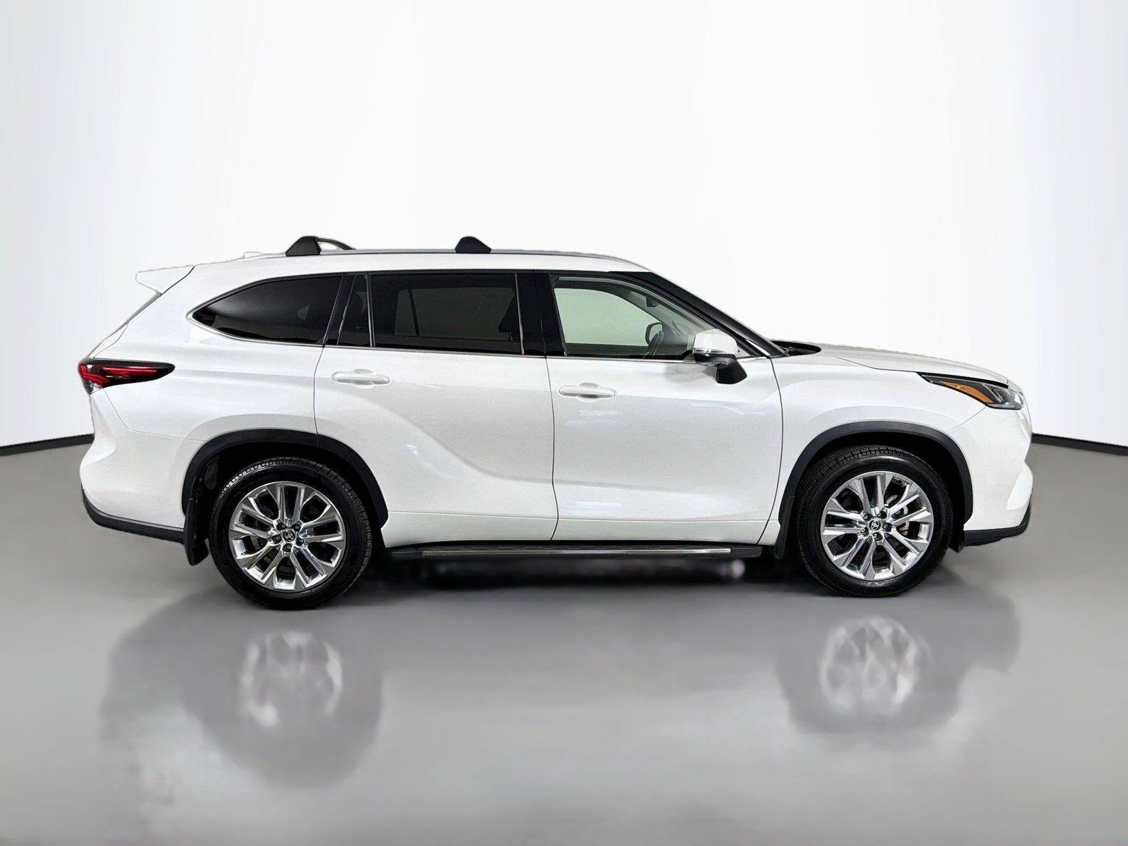 Used 2024 Toyota Highlander Limited FWD image 4