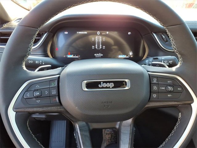 Used 2025 Jeep Grand Cherokee Limited w/ Luxury Tech Group II image 18