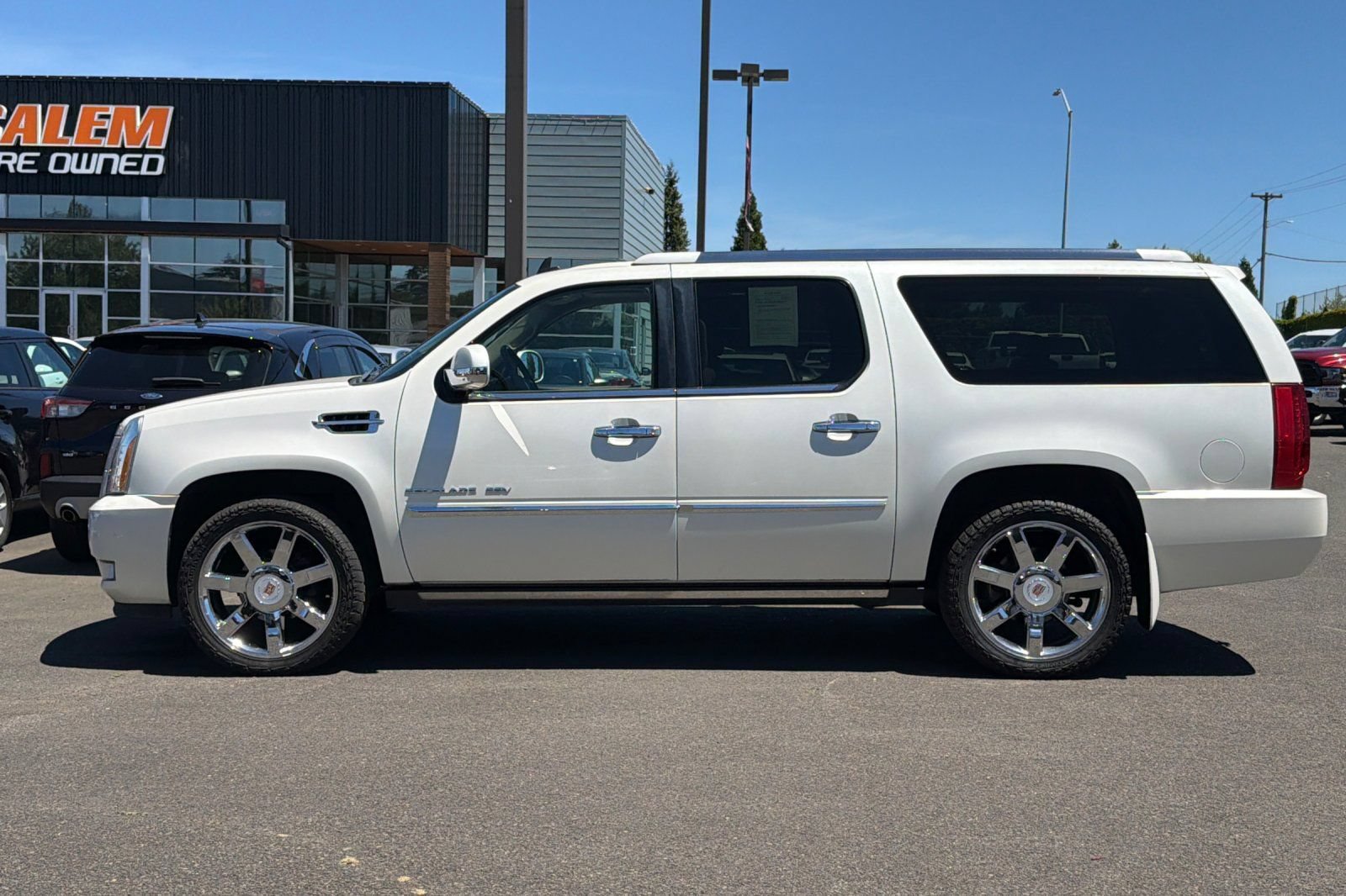 Used 2011 Cadillac Escalade ESV Premium AWD/4WD image 8