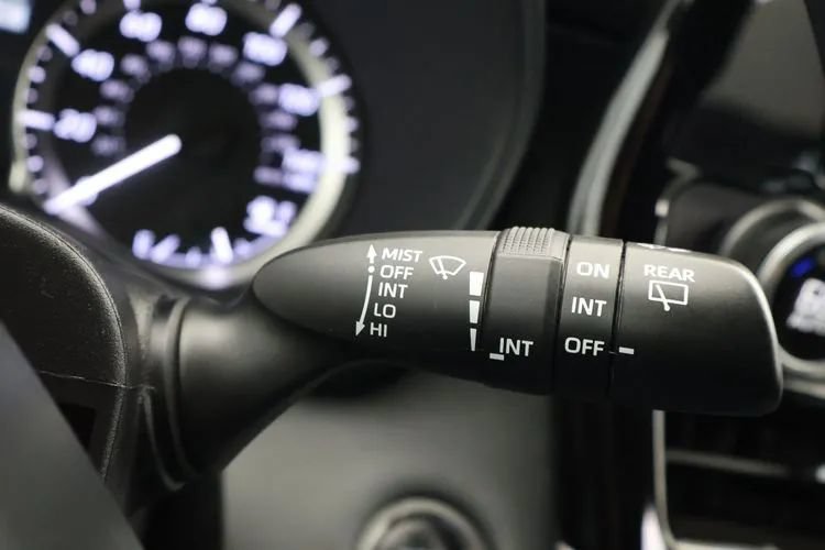 Used 2025 Toyota Highlander LE FWD image 27