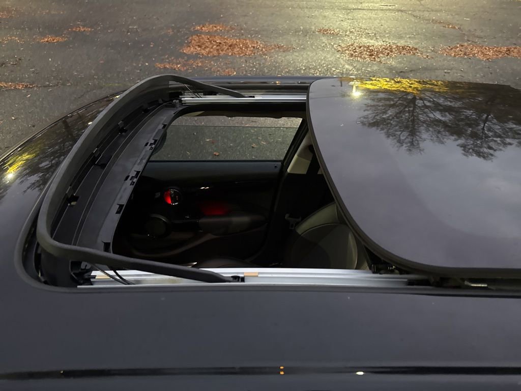 Used 2019 MINI Cooper 4-Door Hardtop image 26