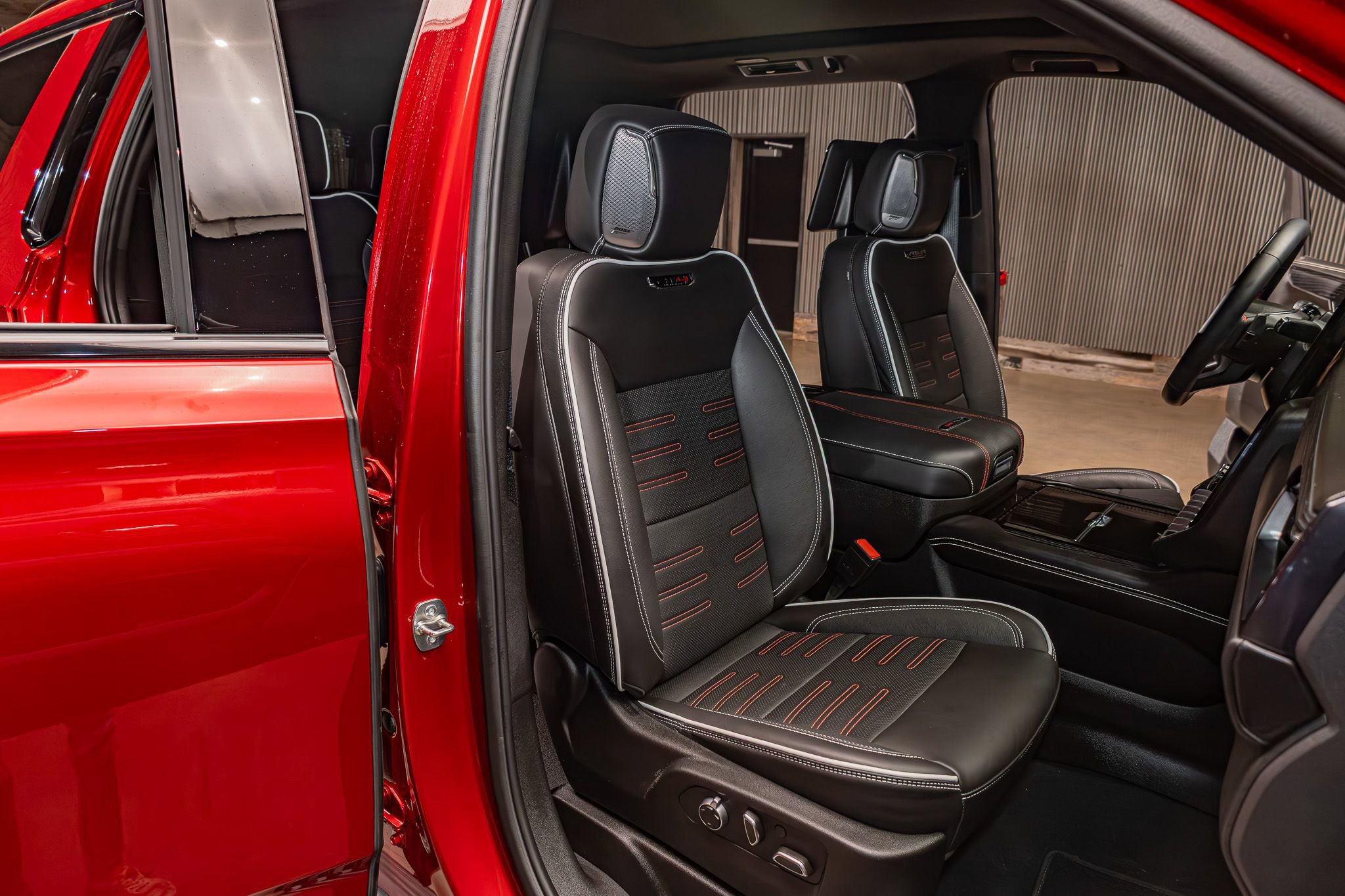 Used 2025 GMC Yukon AT4 Ultimate AWD/4WD image 29