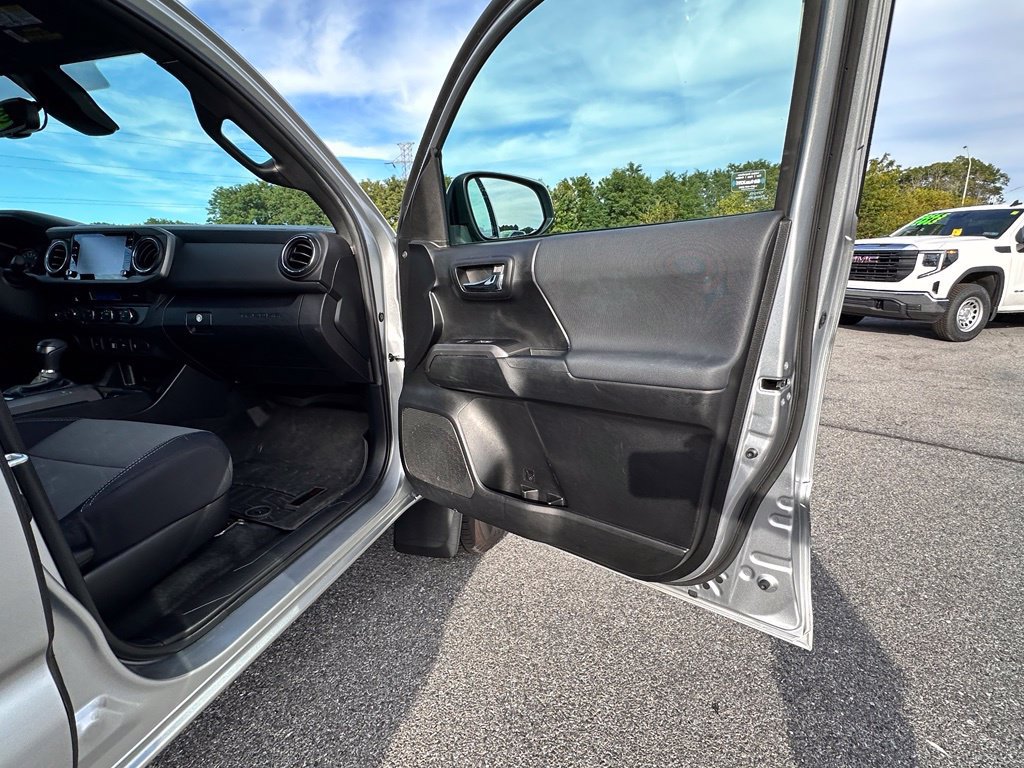 Used 2022 Toyota Tacoma TRD Off-Road AWD/4WD image 15