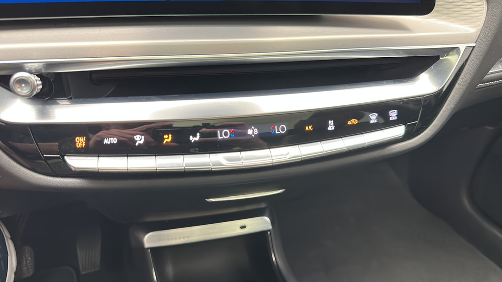 Used 2023 Cadillac Lyriq AWD image 19