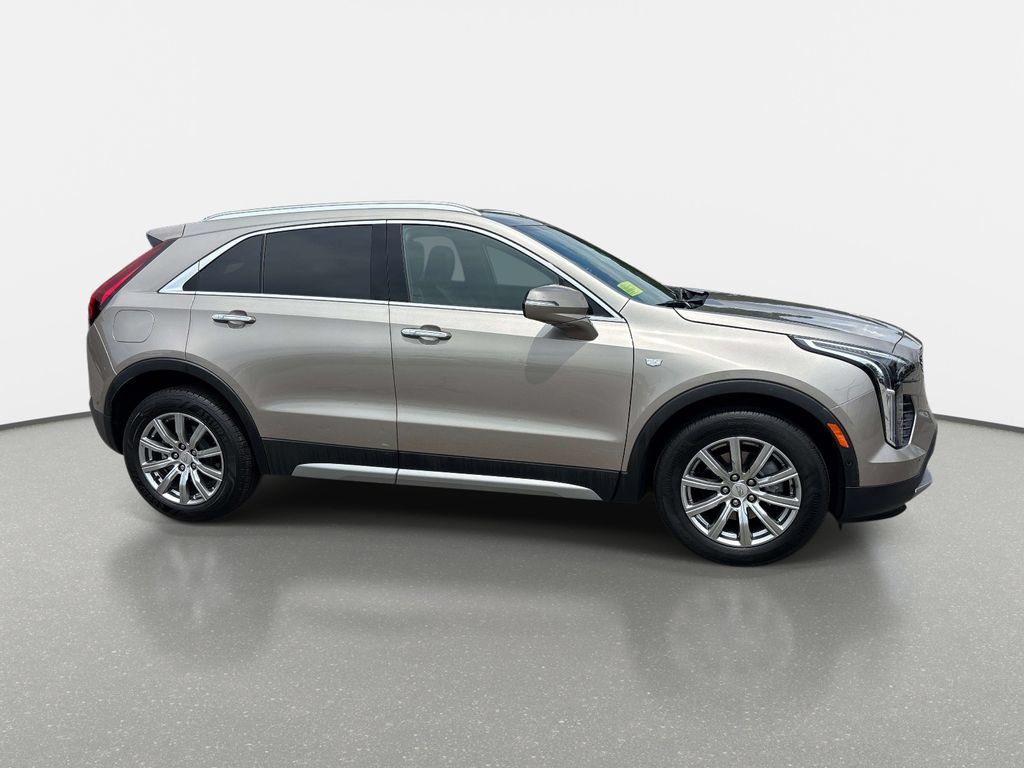 Used 2022 Cadillac XT4 Premium Luxury w/ Enhanced Visibility Package FWD image 3