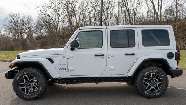 Used 2024 Jeep Wrangler Sahara AWD/4WD image 9