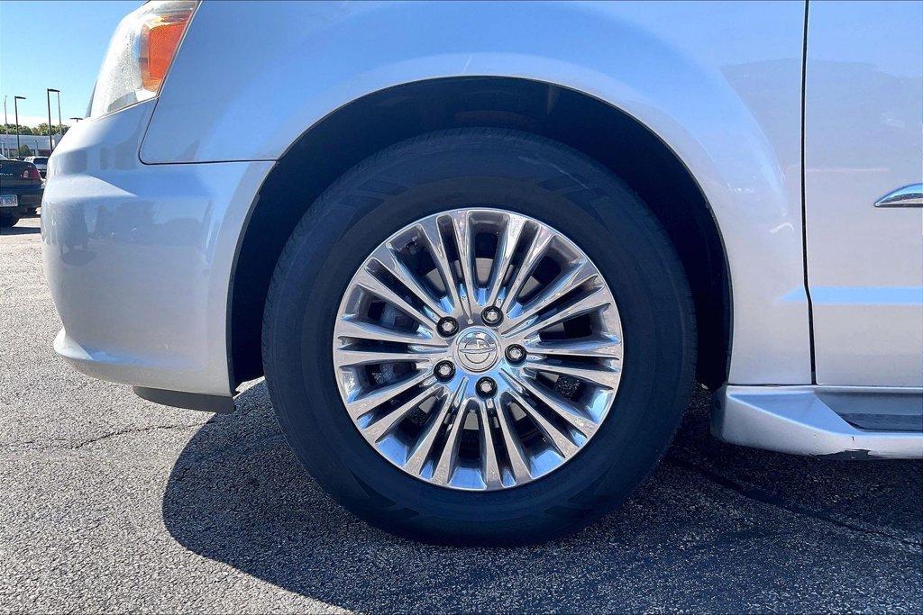 Used 2011 Chrysler Town & Country Limited FWD image 10