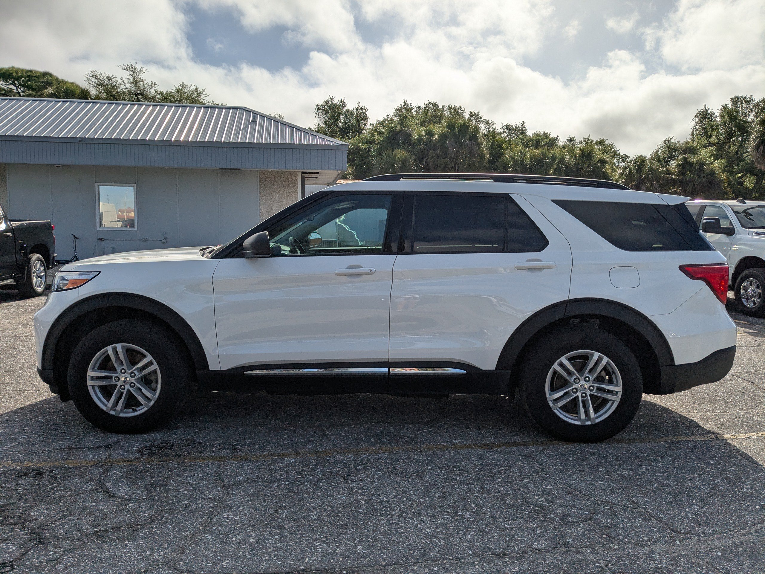 Certified 2024 Ford Explorer XLT w/ Equipment Group 202A AWD/4WD image 7