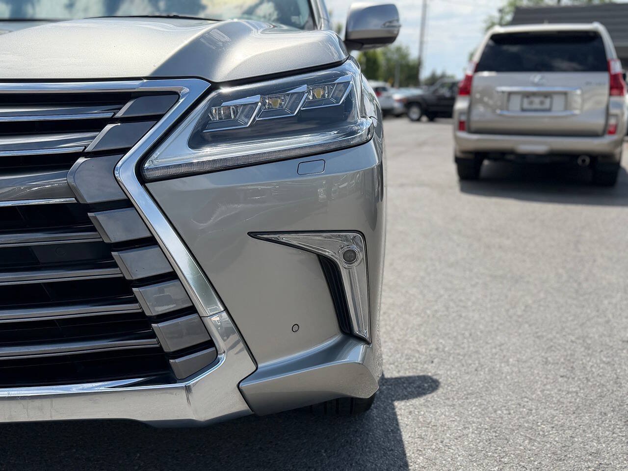 Used 2017 Lexus LX 570 4WD w/ Luxury Package image 17