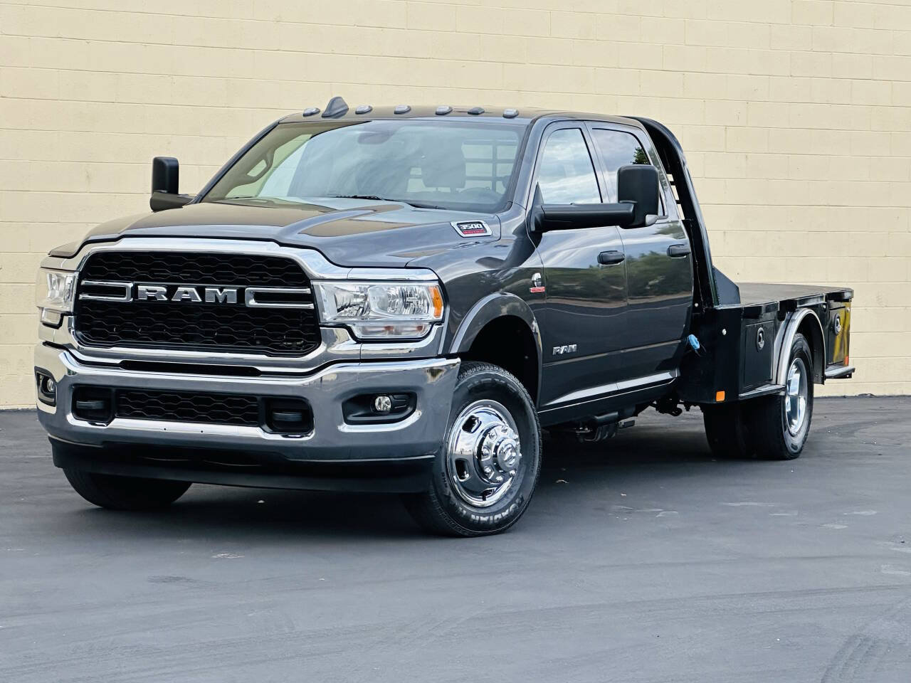 Used 2022 RAM 3500 Tradesman w/ Chrome Appearance Group AWD/4WD image 4