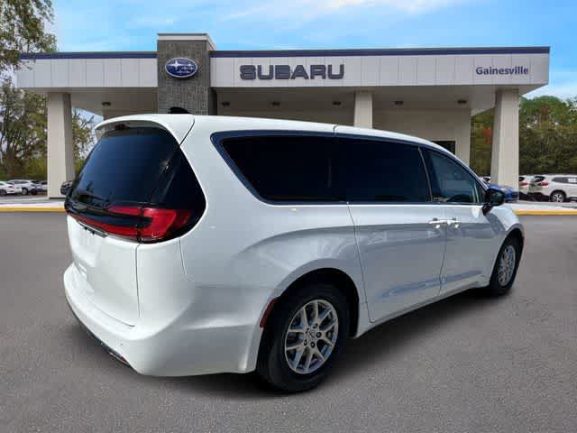 Used 2024 Chrysler Pacifica Touring-L FWD image 6
