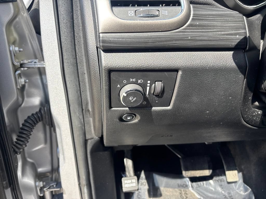 Used 2019 Jeep Grand Cherokee Laredo w/ 18" Wheel & 8.4" Radio Group AWD/4WD image 13