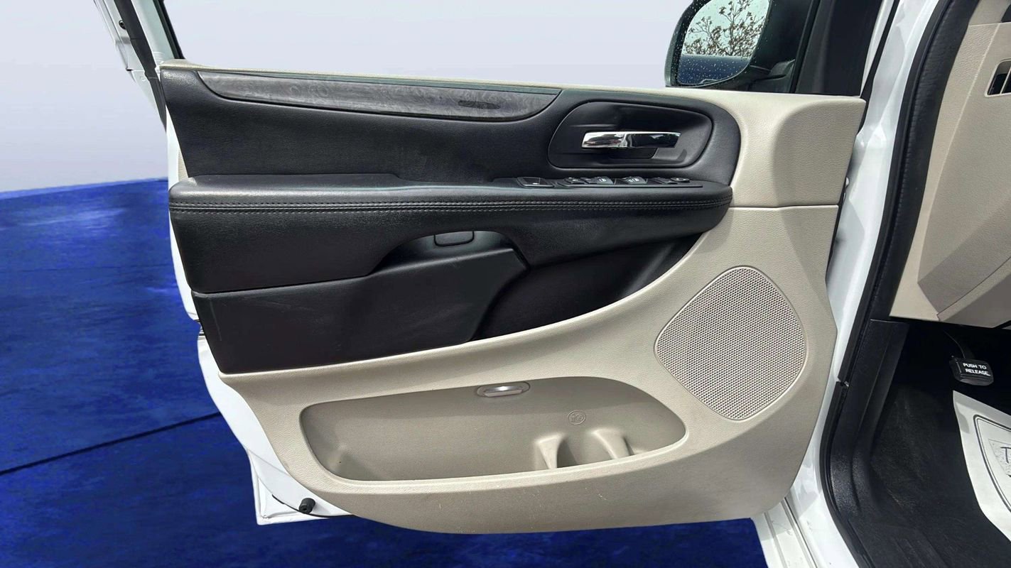 Used 2019 Dodge Grand Caravan SE w/ UConnect Hands-Free Group image 19