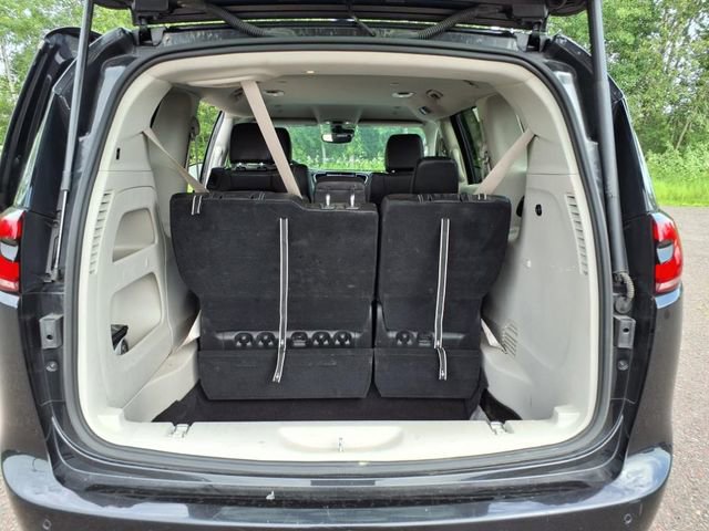 Used 2023 Chrysler Pacifica Touring-L FWD image 8