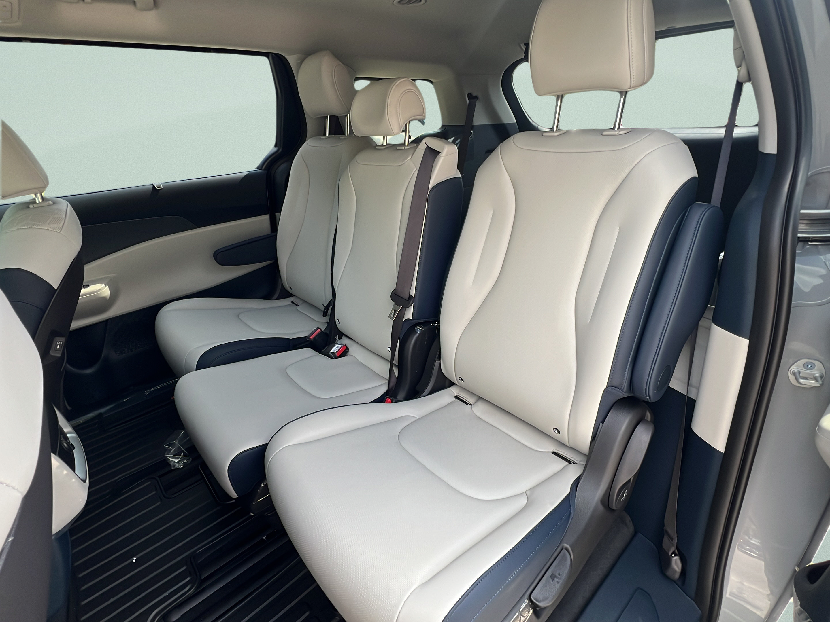 New 2026 Kia Carnival EX FWD image 13
