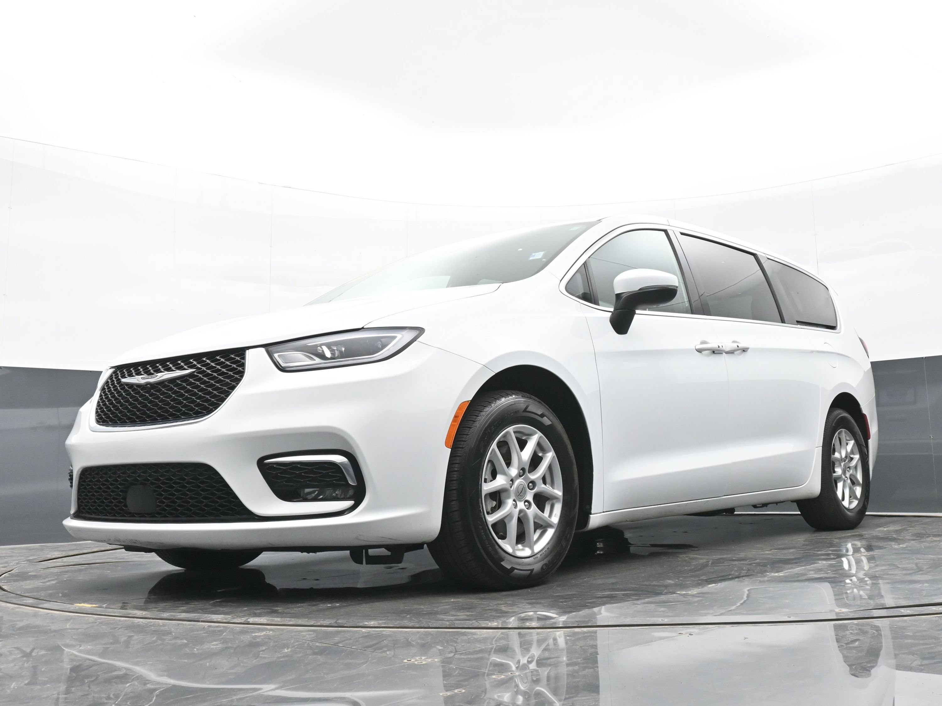 Used 2023 Chrysler Pacifica Touring FWD image 32