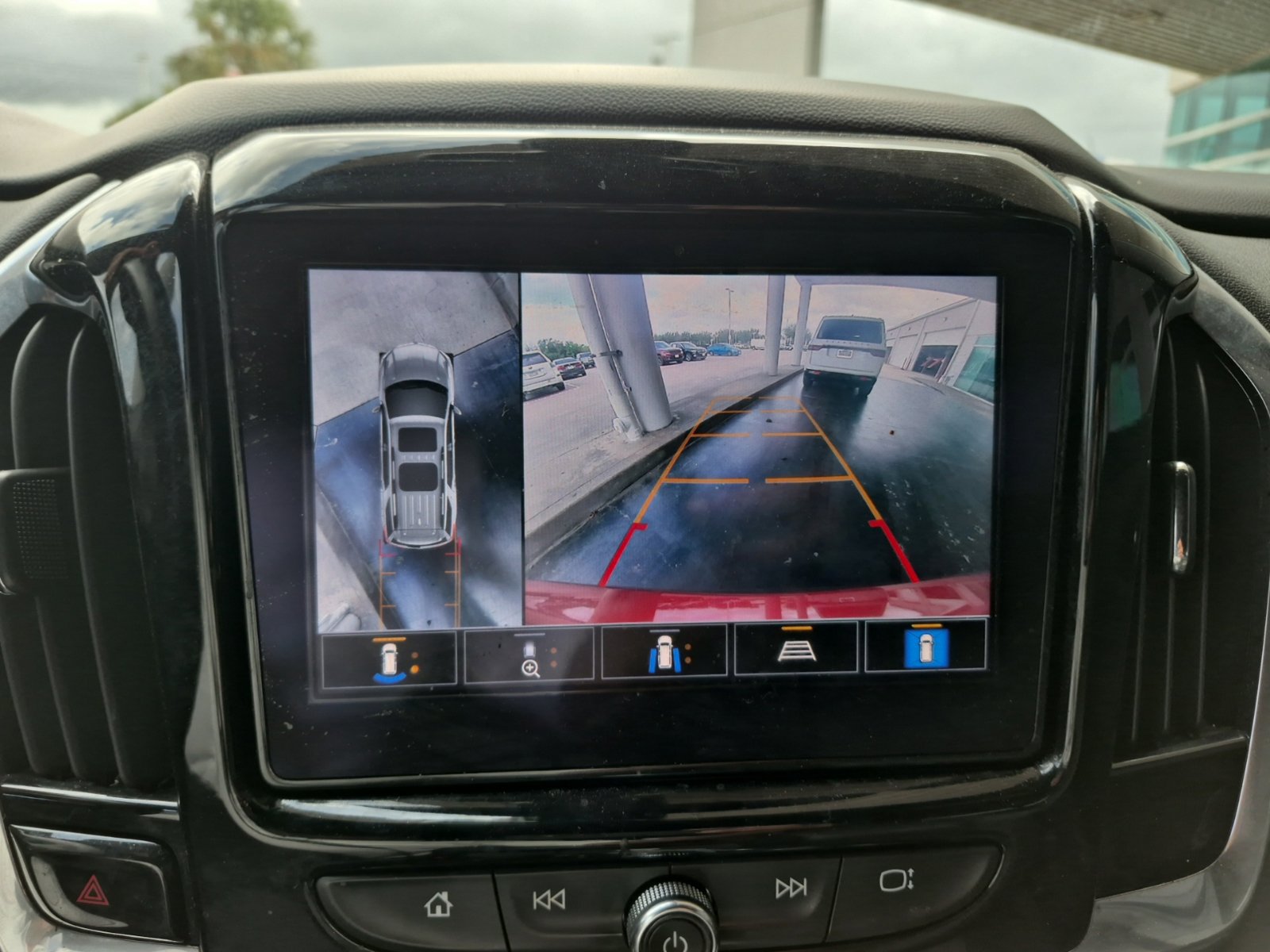 Used 2022 Chevrolet Traverse RS FWD image 15