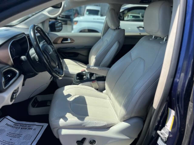 Used 2017 Chrysler Pacifica Touring-L w/ Tire & Wheel Group image 10