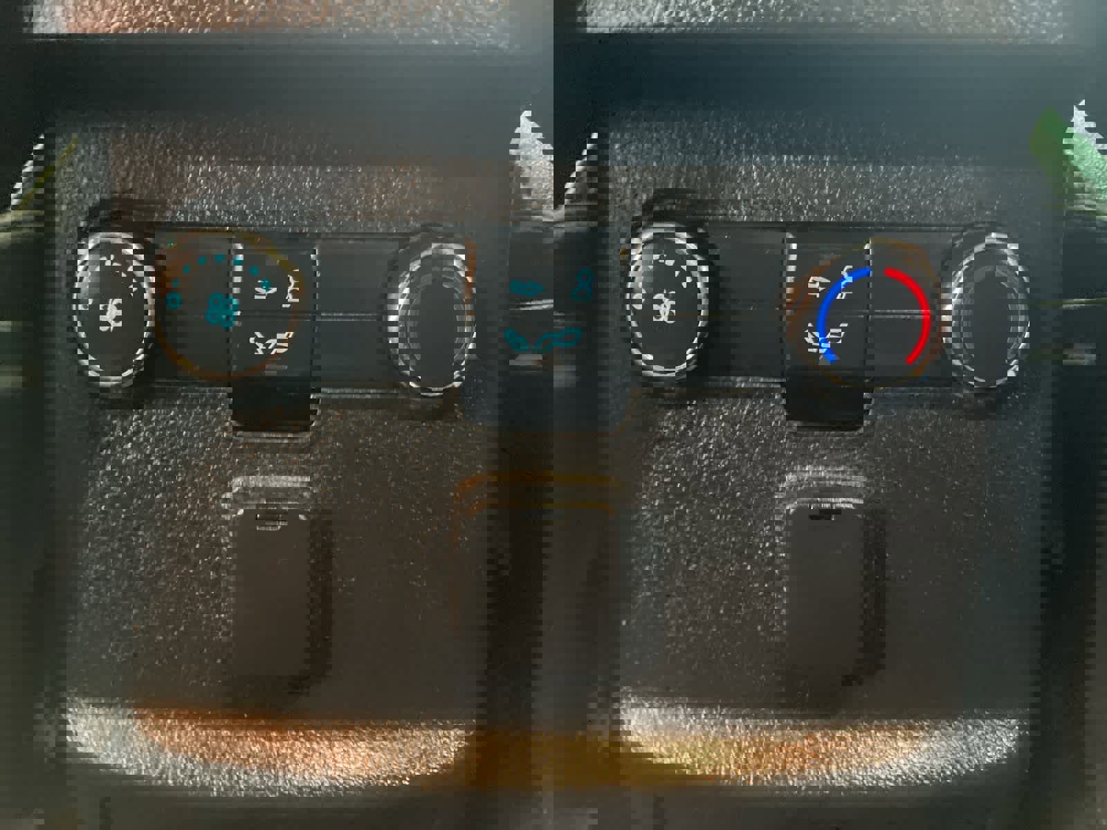 Used 2017 Ford Explorer XLT w/ Equipment Group 202A image 25