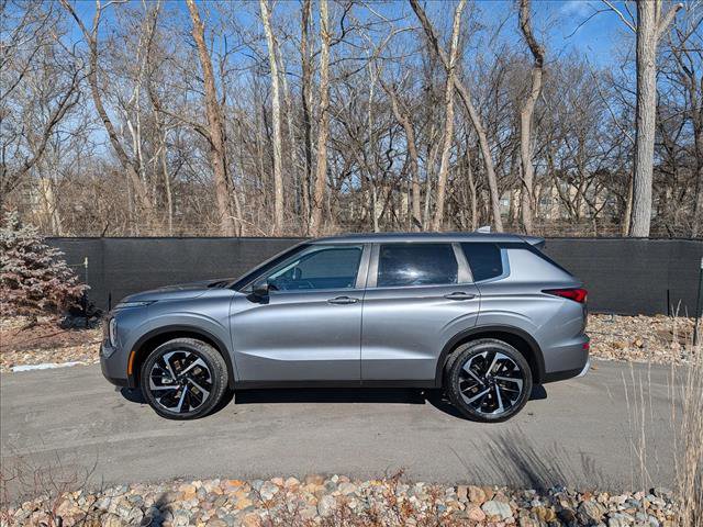 Used 2024 Mitsubishi Outlander SE image 2