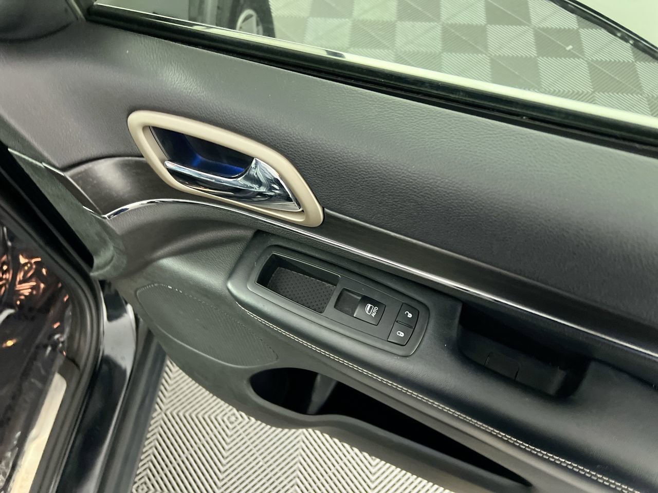 Used 2017 Jeep Grand Cherokee Limited image 30
