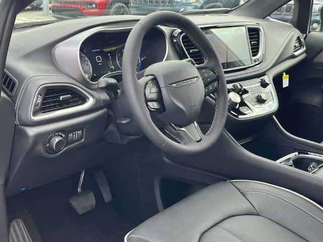 New 2027 Chrysler Pacifica Limited AWD/4WD image 9