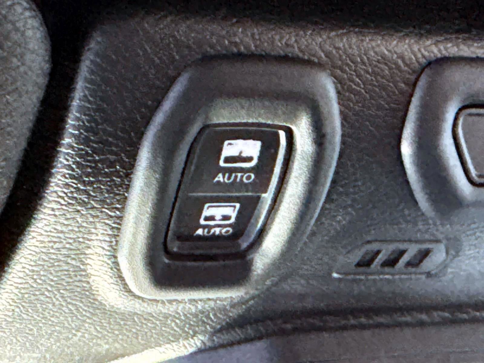 Used 2023 Jeep Wrangler Unlimited Sahara w/ Cold Weather Group image 18