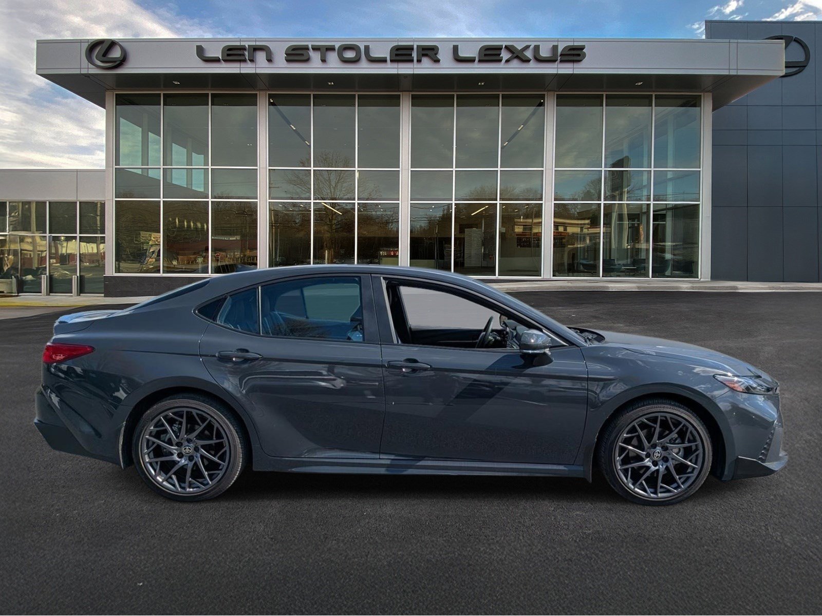 Used 2025 Toyota Camry SE image 2