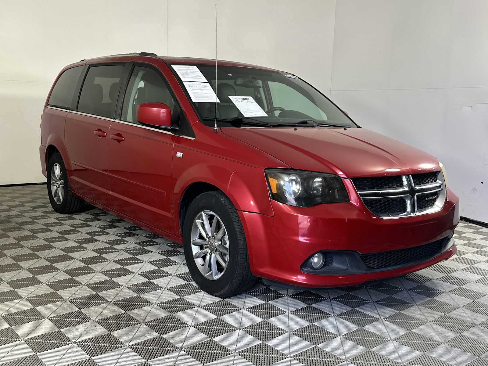 Used 2014 Dodge Grand Caravan SXT FWD image 1