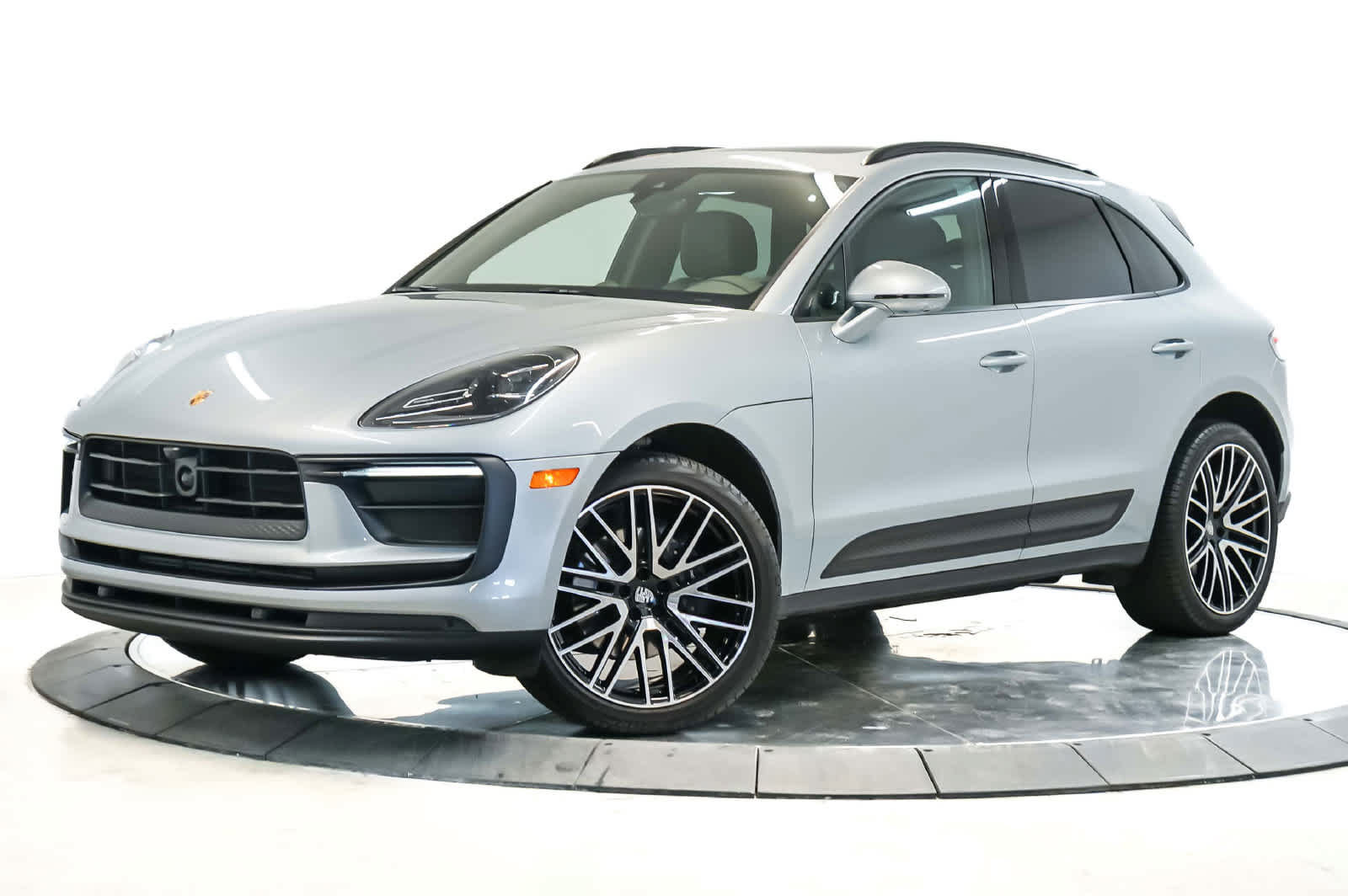 Certified 2024 Porsche Macan AWD/4WD image 1