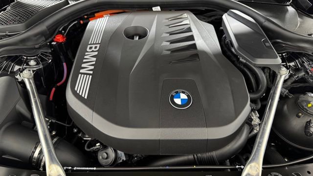 New 2026 BMW 550e xDrive w/ Premium Package image 24