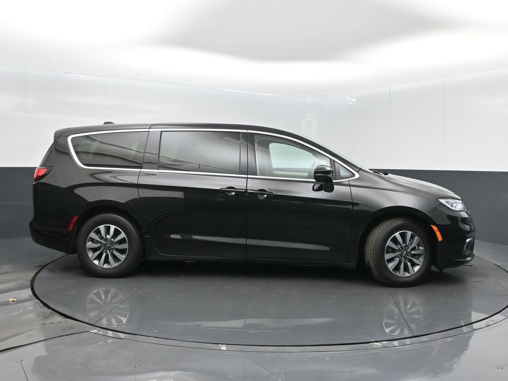 Certified 2024 Chrysler Pacifica Select image 8