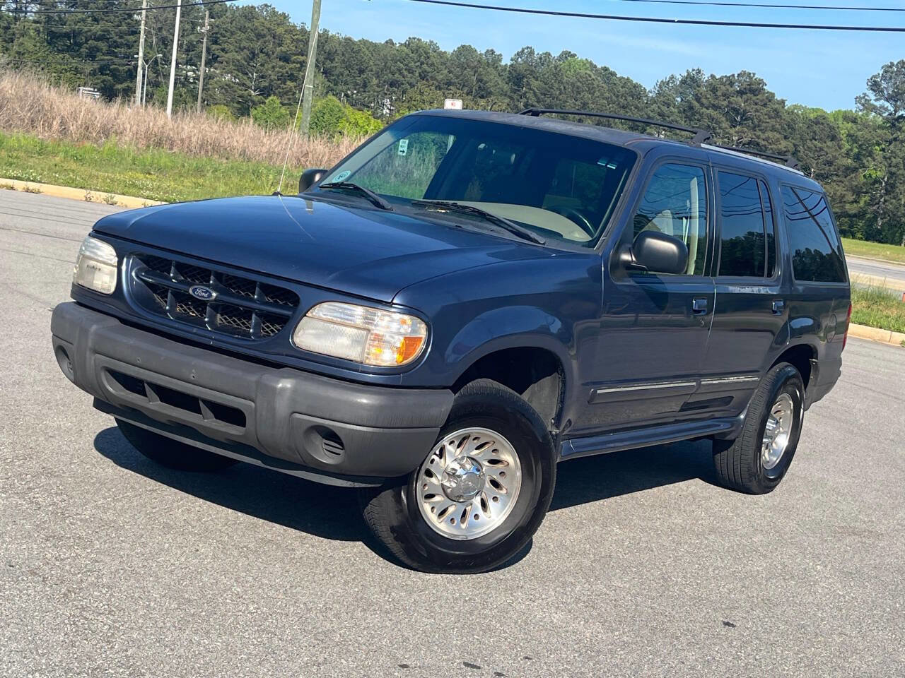 Used 2000 Ford Explorer XLS RWD image 1