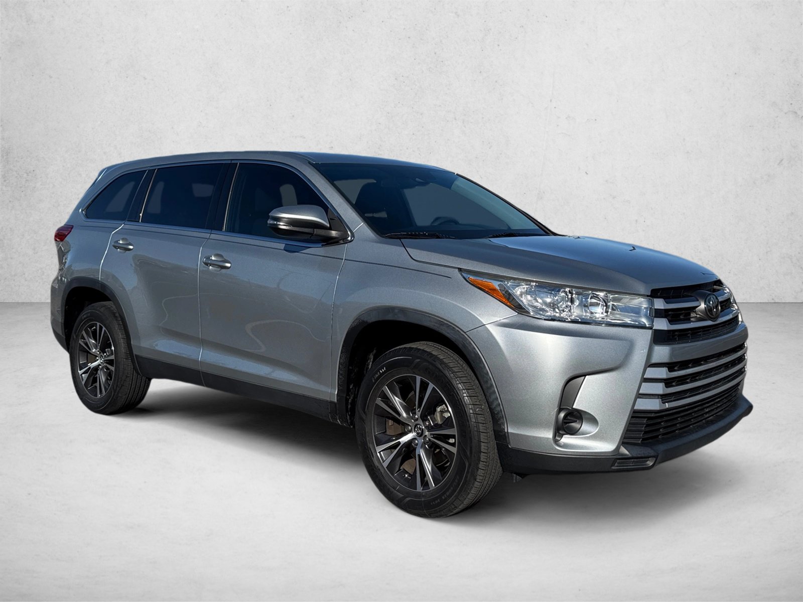 Used 2019 Toyota Highlander LE FWD image 3