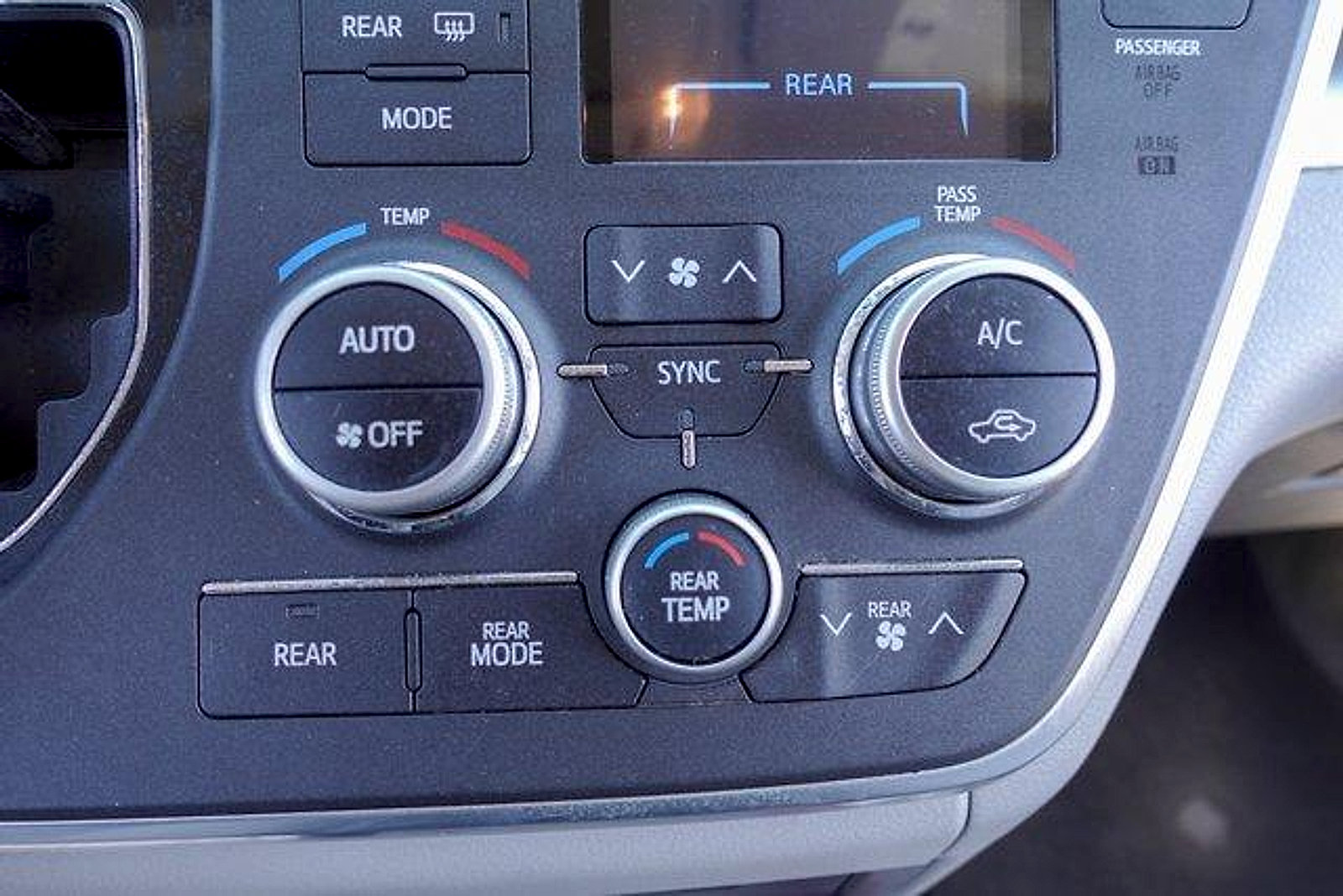 Used 2015 Toyota Sienna LE FWD image 21