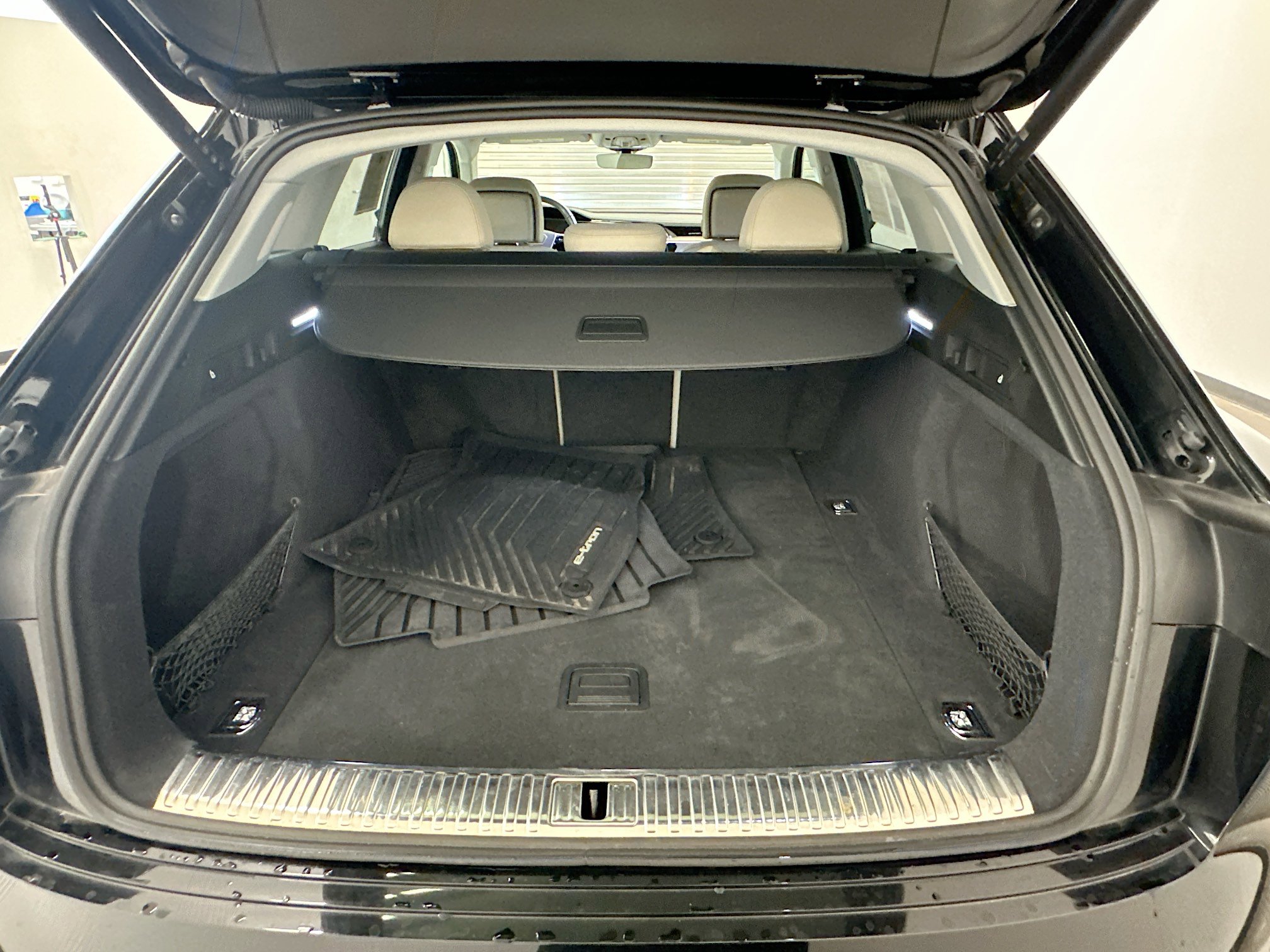 Used 2024 Audi Q8 e-tron Premium Plus w/ Premium Plus Package image 31