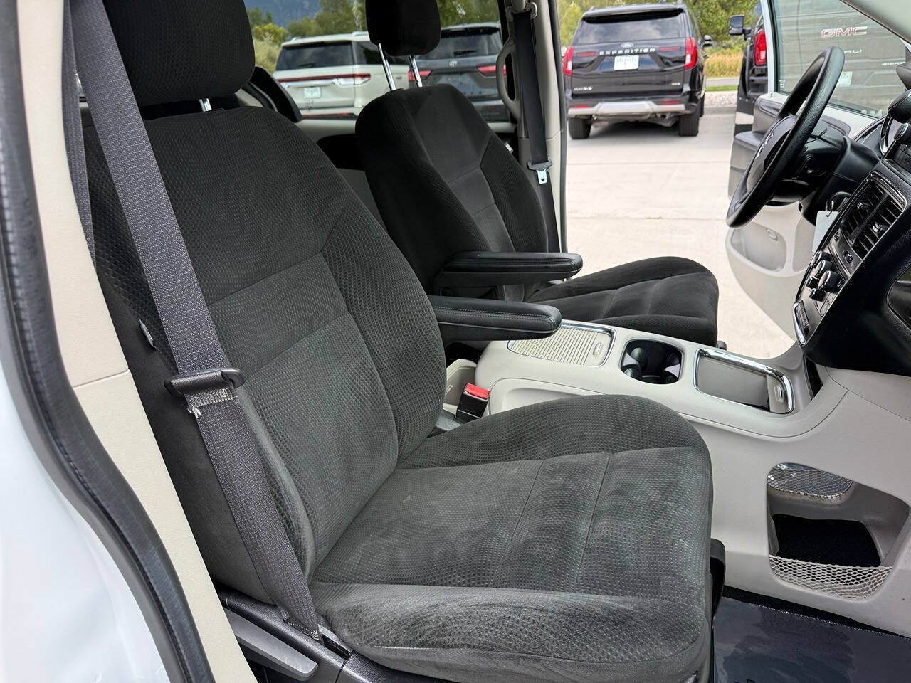 Used 2016 Dodge Grand Caravan SXT FWD image 25