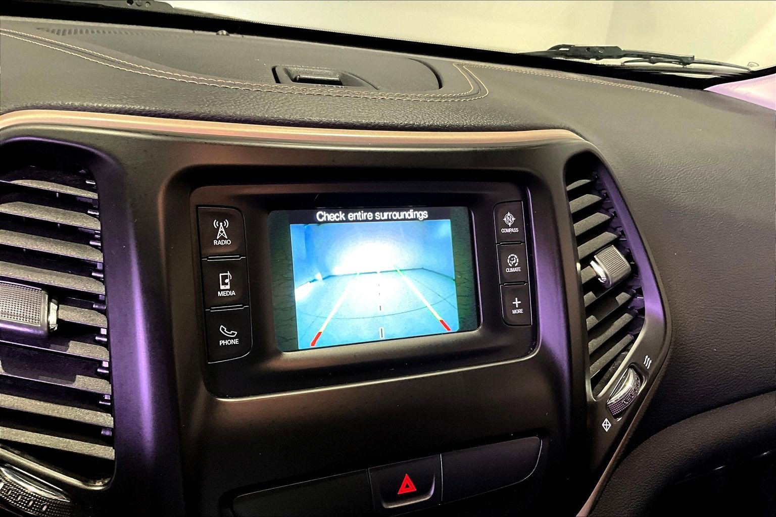 Used 2017 Jeep Cherokee Latitude w/ Cold Weather Group AWD/4WD image 15