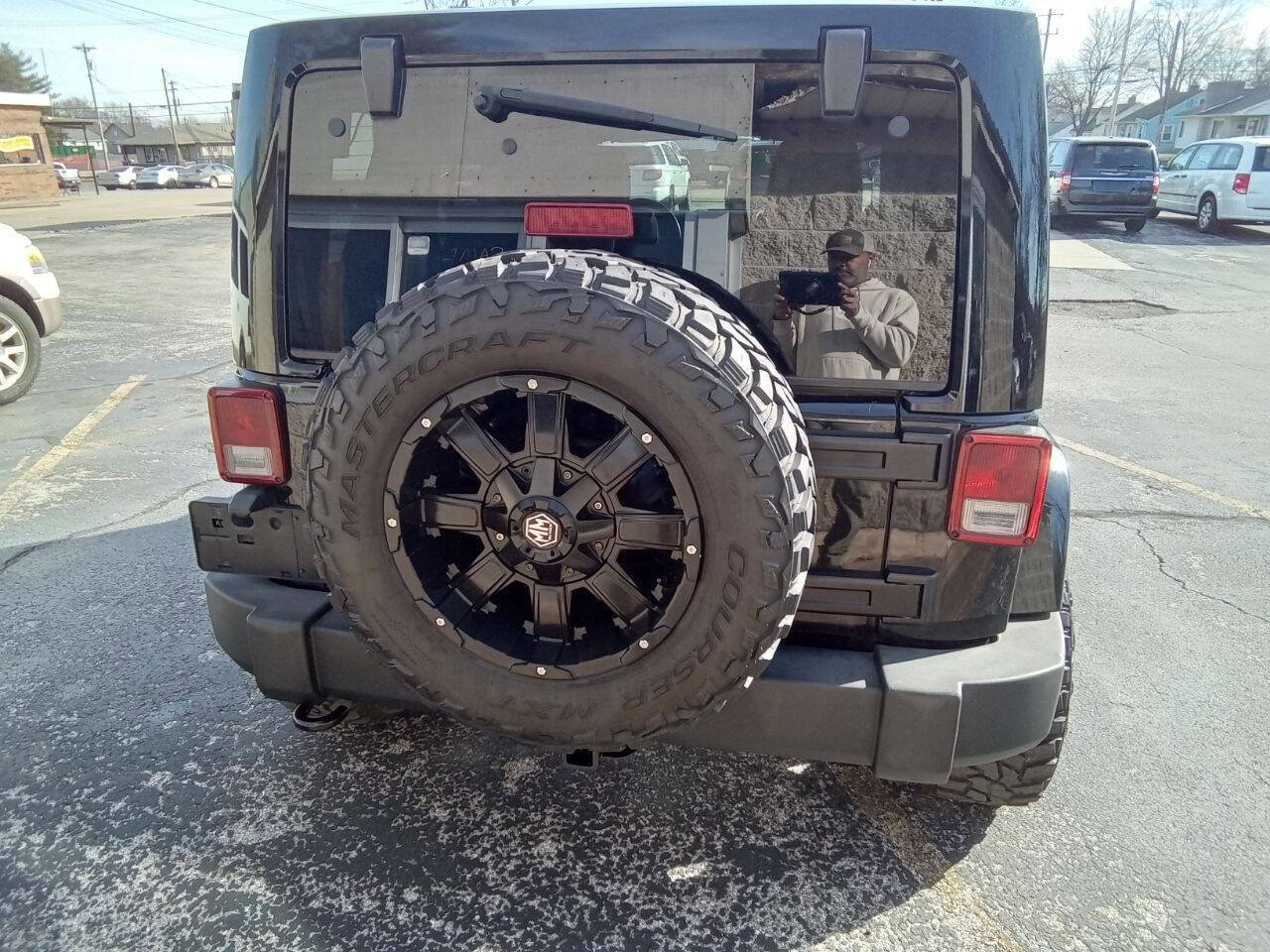 Used 2012 Jeep Wrangler Unlimited Rubicon w/ Dual Top Group AWD/4WD image 7
