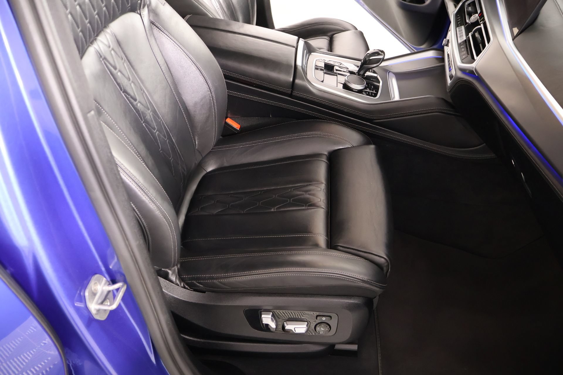 Used 2020 BMW X6 M50i w/ Premium Package AWD/4WD image 14