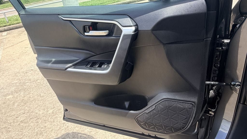 Used 2025 Toyota RAV4 XLE FWD image 24