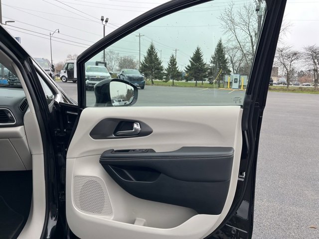 Used 2024 Chrysler Pacifica Touring-L image 78
