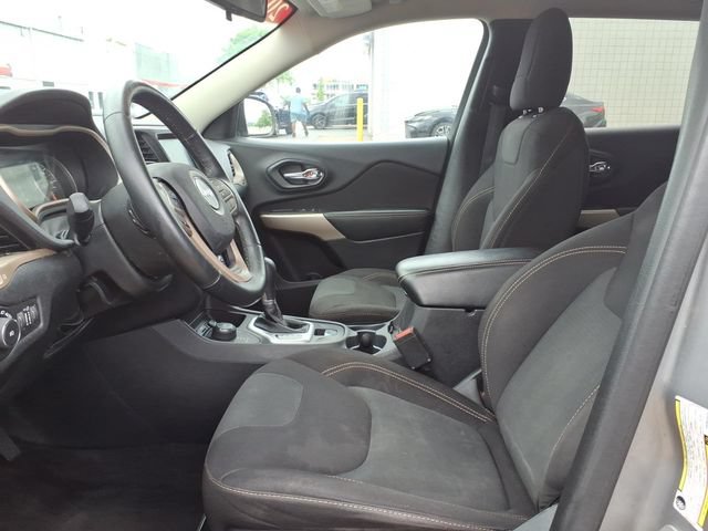 Used 2017 Jeep Cherokee Latitude w/ Cold Weather Group AWD/4WD image 13