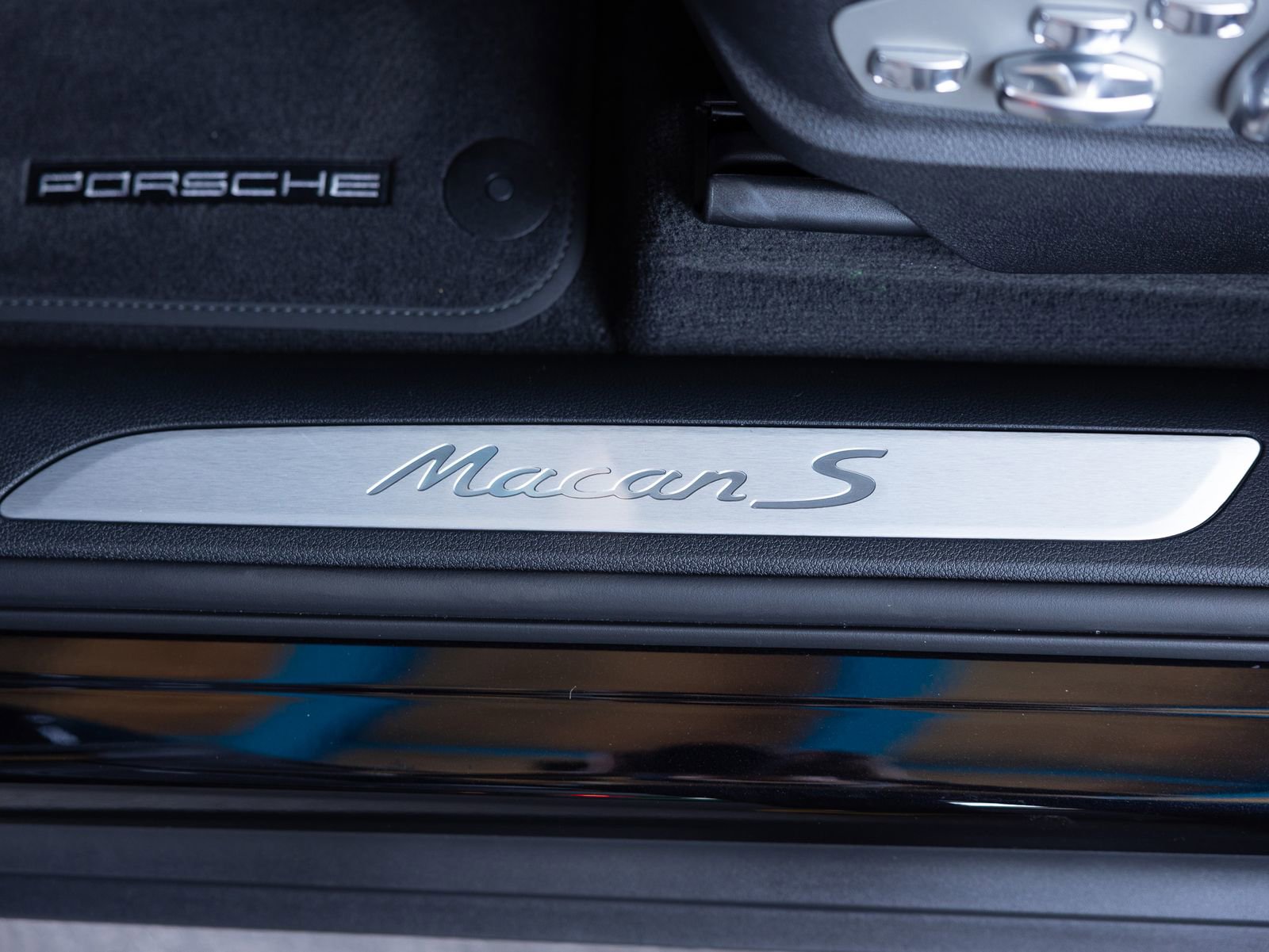 Certified 2025 Porsche Macan S image 35