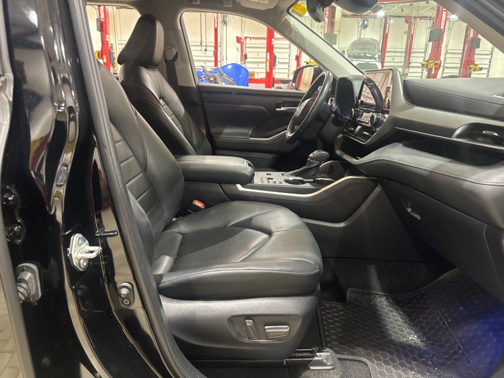 Used 2024 Toyota Highlander XLE FWD image 13