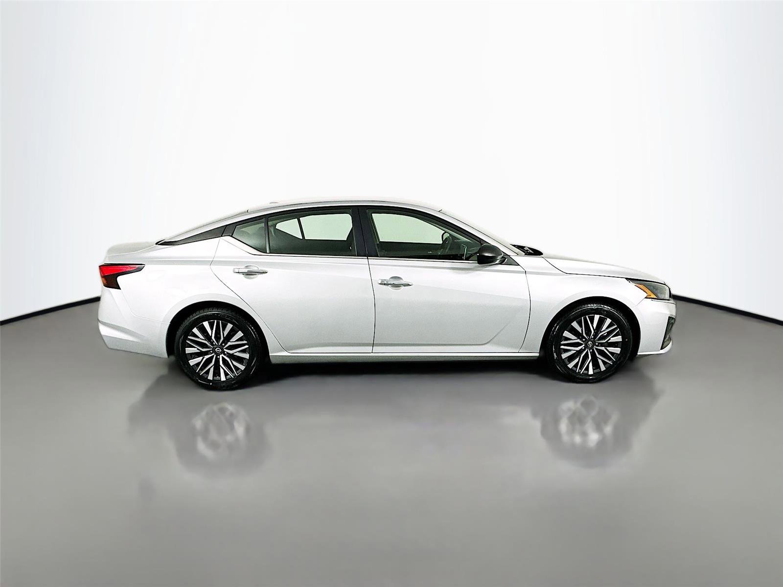 Used 2024 Nissan Altima 2.5 SV image 8
