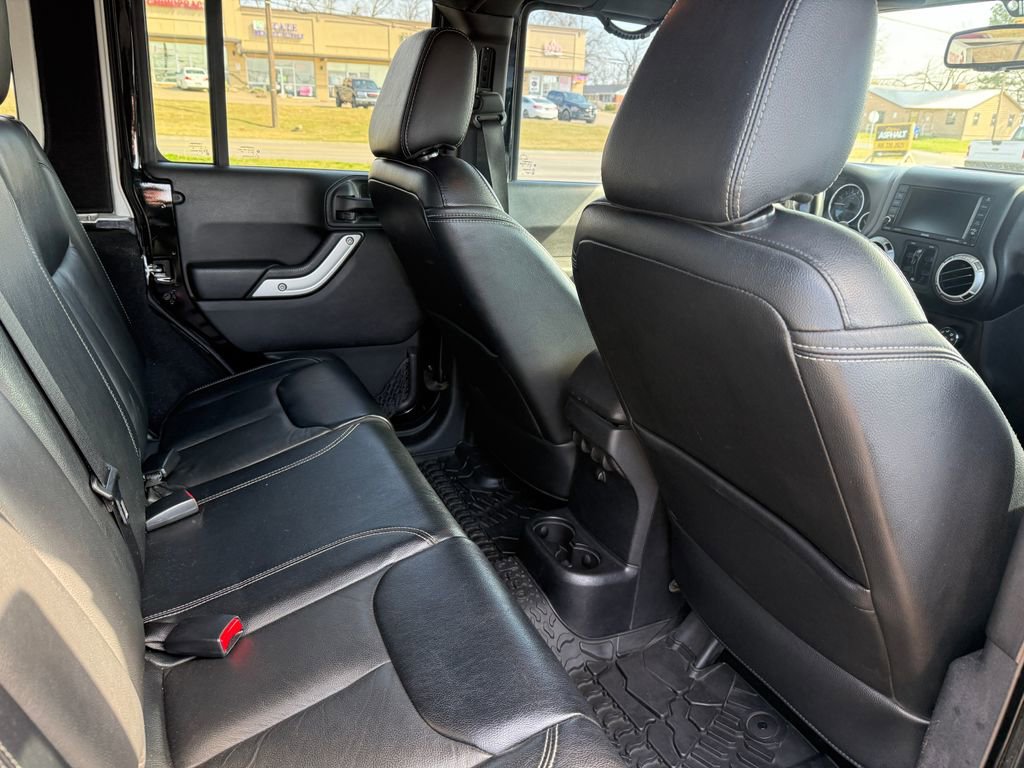 Used 2016 Jeep Wrangler Unlimited Sahara w/ Connectivity Group image 7