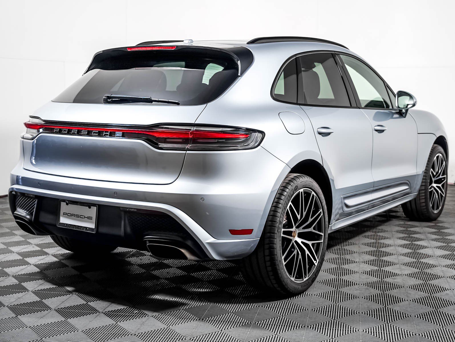 Certified 2023 Porsche Macan AWD/4WD image 10