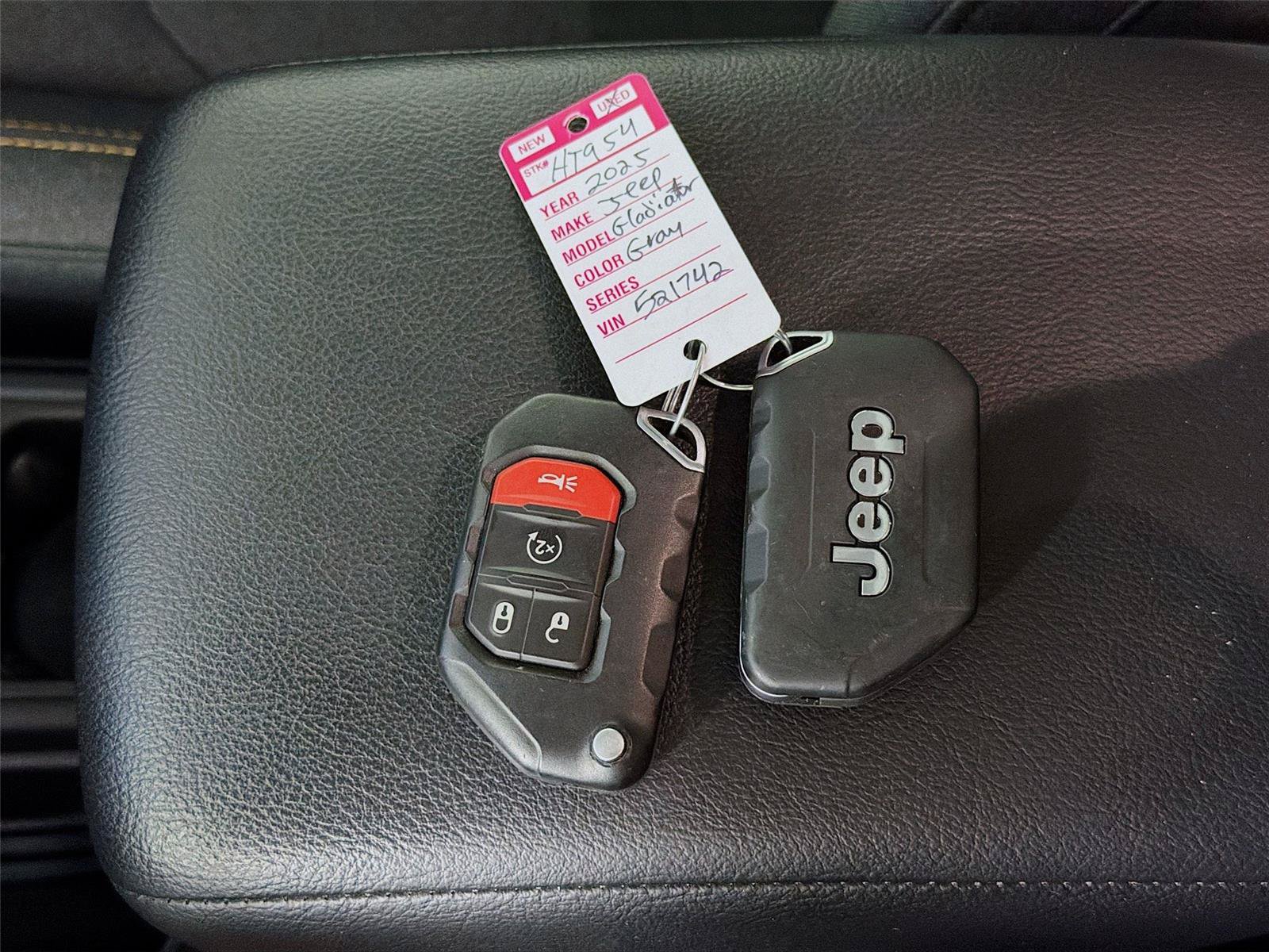 Used 2025 Jeep Gladiator Sport AWD/4WD image 4